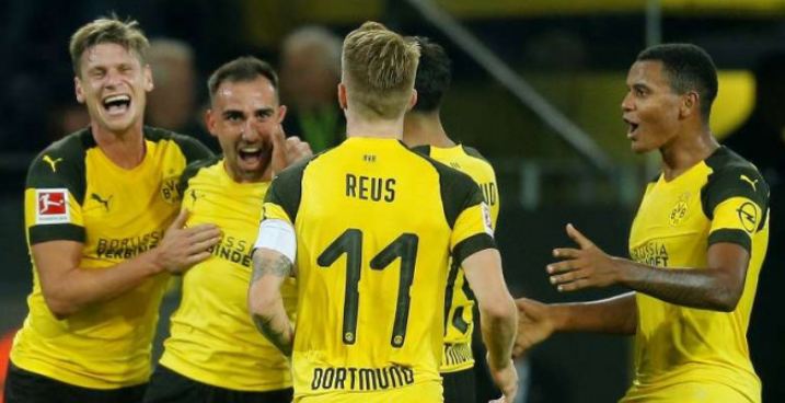 Para pemain Borussia Dortmund merayakan gol Paco Alcacer (kedua dari kiri)