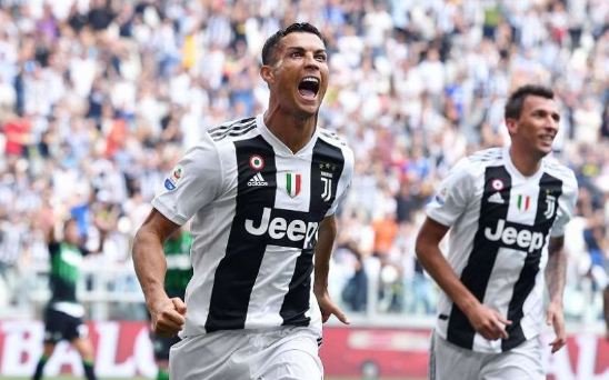 Cristiano Ronaldo lakukan selebrasi uasi cetak dua gol ke gawang Sassuolo.