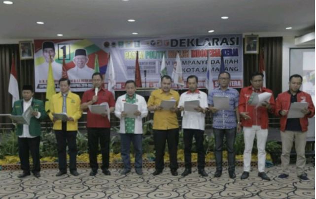 Ketua DPC PDIP Kota Semarang, Hendrar Prihadi (tiga dari kiri) saat deklrarasi partai poiltik koalisi indonesia kerja.