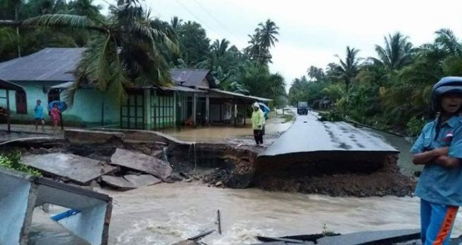 Kerusakan akibat banjir dan longsor di Mandailing Natal, Sumut/Foto: dok. istimewa/BPBD Sumut.