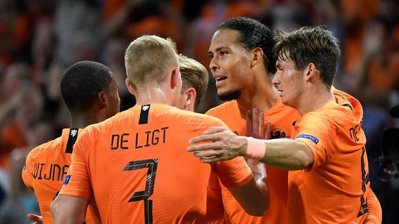 Para pemain Timnas Belanda lakukan selebrasi usai hantam Timnas Jerman 3-0.