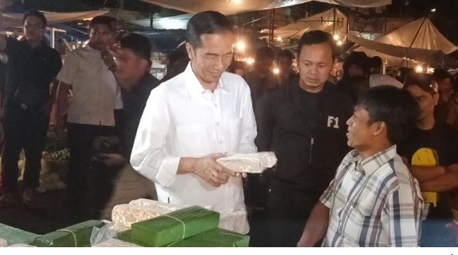 Presiden Jokowi beli tempe di pasar Suryakencana Bogor.