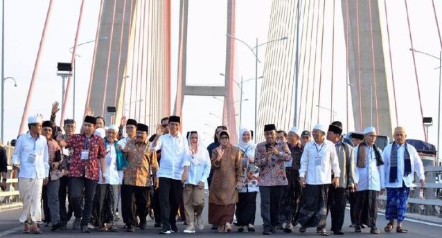 Presiden Jokowi saat di Jembatan Suramadu.