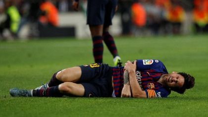 Lionel Messi mengerang kesakitan akibat lengannya cedera.