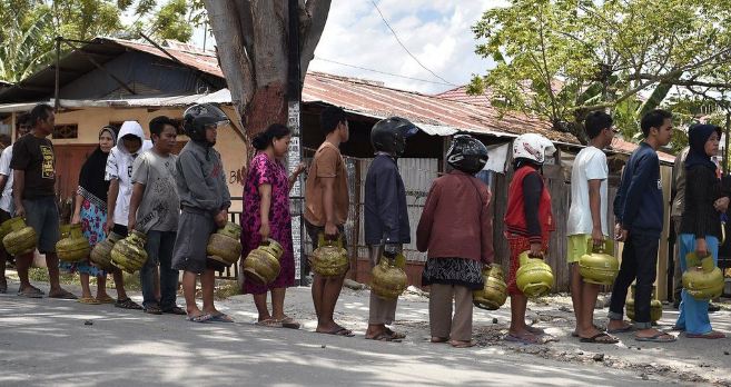 Warga antre membeli elpiji tiga kilogram di Palu, Sulawesi Tengah.