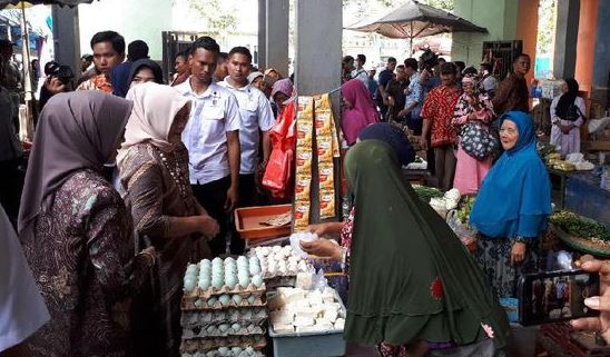 Iriana Jokowi saat beli telur asin di pasar Sidoharjo.