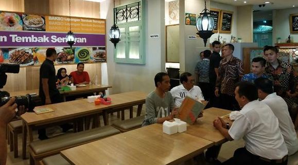 Presiden Jokowi saat makan bakso di mal Bandar Lampung.