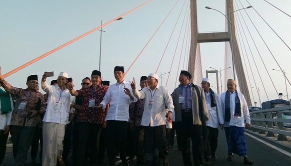 Presiden Jokowi saat di Jembatan Suramadu.