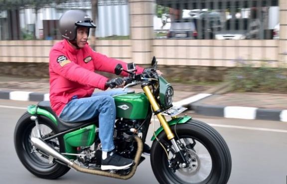 Jokowi Naik Motor Custom, Saat Blusukan Menuju Pasar Anyar di Tangerang.