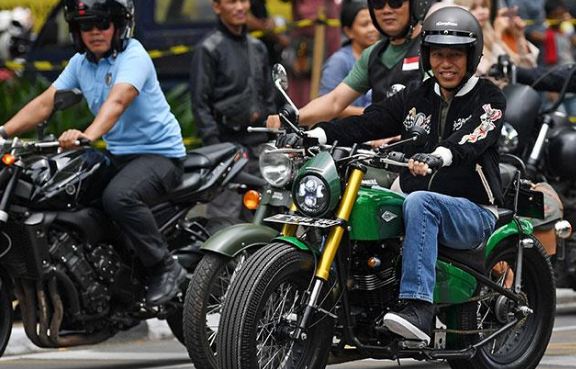 Prsiden Jokowi saat naik motor di Bandung.