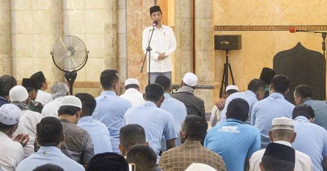Presiden Jokowi saat berikan  khotbah di Masjid Raya Al-Aqsha Merauke.