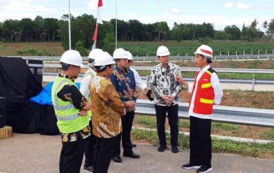 Presiden Jokowi saat tinjau pembangunan tol Bakauheni, Lampung.