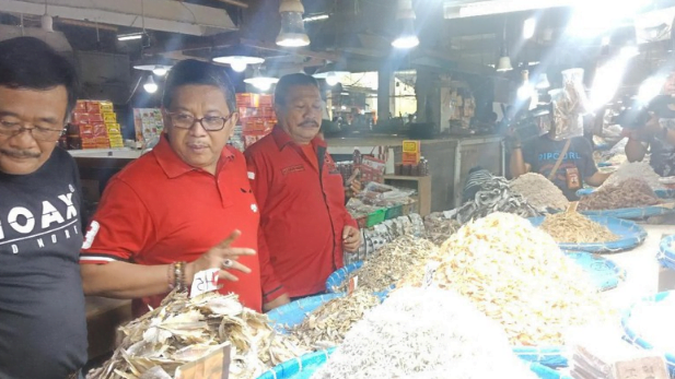 Hasto saat blusukan ke pasar Sambu, Medan dan beli ikan asin.