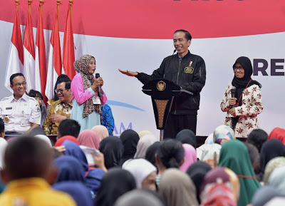 Presiden Jokowi saat berdialog dengan warga.