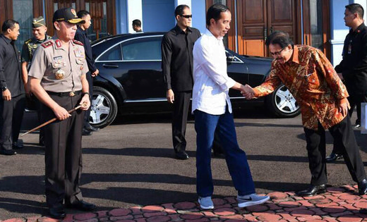 Penampilan Jokowi pakai baju kasual dan celana jeans.