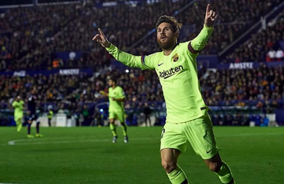 Lionel Messi rayakan hat-trick yang di buatnya.