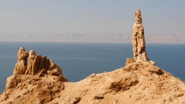 Patung garam di dekat Laut Mati, Yordania. Kawasan ini diyakini sebagai bekas kota Sodom dalam kisah Nabi Luth. (Shutterstock)