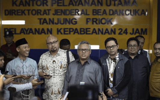 Ketua KPU Arief Budiman (tengah) didampingi Komisioner KPU dan Bawaslu menyampaikan keterangan pers.