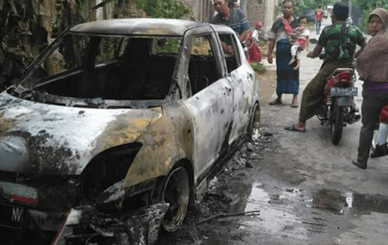 Mobil yang dibakar di Semarang.