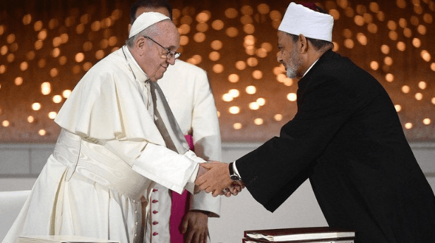 Sheikh Ahmed al-Tayeb dan Paus Fransiskus menandatangani 'dokumen persaudaraan manusia". (EPA)