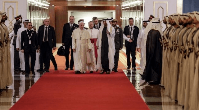 Paus Fransiskus disambut oleh Putera Mahkota Abu Dhabi, Pangeran Sheikh Mohammed bin Zayed al Nahyan ketika tiba di Ibu Kota Uni Emirat Arab pada Minggu (3/2). (AFP)