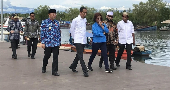 Presiden Jokowi dan Susi meninjau penataan kawasan permukiman nelayan tepi air di Bengkulu.
