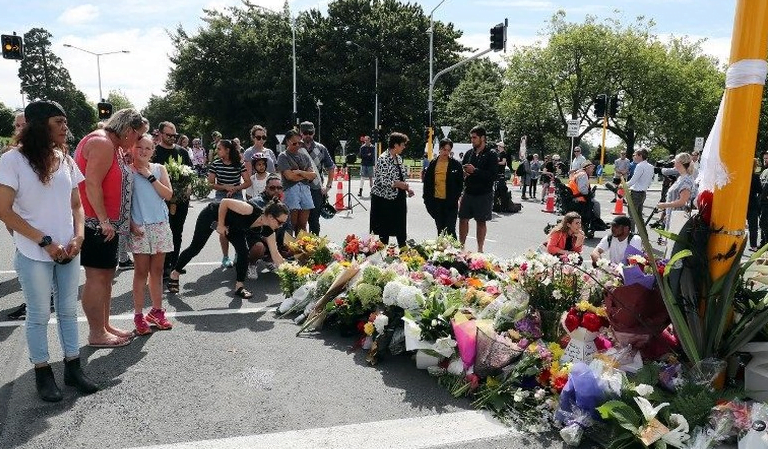 Solidaritas masyarakat Selandia Baru untuk korban terorisme di Christchurch. (MICHAEL BRADLEY/AFP)