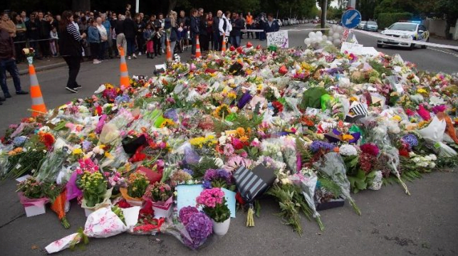 Bunga-bunga yang diletakkan warga Christchurch, Selandia Baru, di depan Masjid Al Noor yang menjadi lokasi penembakan massal pada Jumat (15/3/2019). (Marty Melville/AFP)