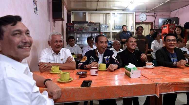 Jokowi ngobrol santai sambil menyeruput kopi di salah satu kedai kopi di Balige. (Foto: dok. Istimewa)