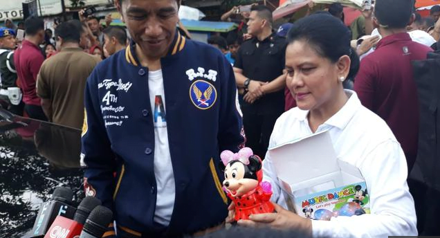 Presiden Jokowi bersama Ibu Negara Iriana membeli mainan untuk sang cucu di Pasar Sentral, Kota Kendari, Sulawesi Tenggara, Sabtu (2/3/2019) pagi.