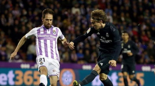 Aksi Luka Modric mencetak gol keempat Madrid ke gawang Valladolid Foto: REUTERS.