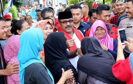 Rano Karno saat blusukan di Tangerang.