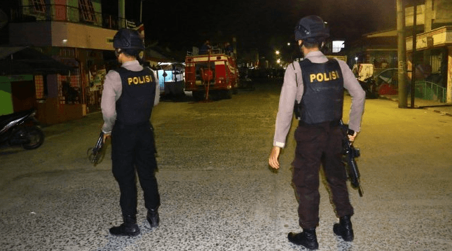 Polisi bersenjata berjaga di lokasi terjadinya ledakan yang diduga bom saat penggerebekan terduga teroris di kawasan Jalan KH Ahmad Dahlan, Pancuran Bambu, Sibolga Sambas, Kota Sibolga, Sumatera Utara, Selasa (12/3/2019).
