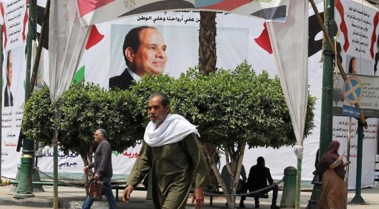 Spanduk untuk referendum bertebaran di Mesir (Foto: REUTERS/Mohamed Abd El Ghany).