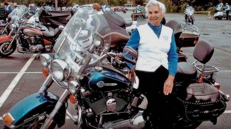 Sampai saat ini, Gloria Struck (93) masih mengendarai sepeda motor gede tanpa ada rencana pensiun menunggangi kuda besi. (Foto: Ride Apart)
