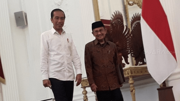 Presiden Joko Widodo (Jokowi) menerima kedatangan Presiden ketiga RI B. J. Habibie di Istana Merdeka, Jakarta.