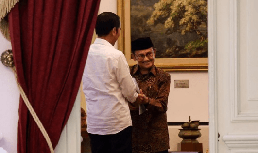 Presiden Jokowi menerima kedatangan Presiden ke-3 BJ Habibie.