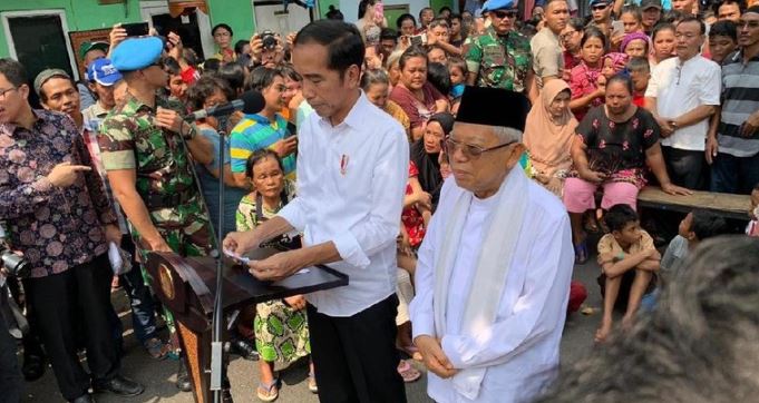 Jokowi-Ma'ruf saat pidato di Kampung Deret.