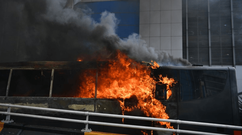 Mobil Brimob dibakar massa saat terjadi kerusuhan di kawasan Slipi, Jakarta Barat, 22 Mei 2019. (Foto: Antara)