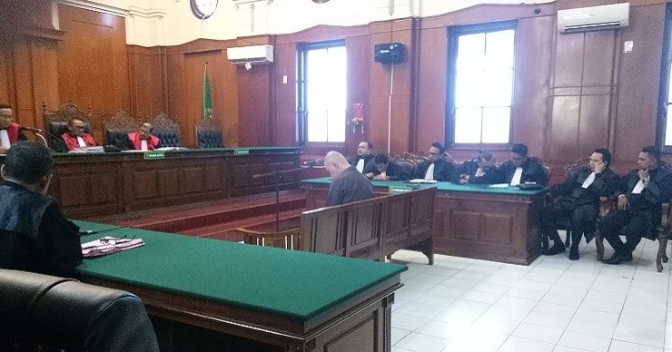 Ahmad Dhani tertunduk dalam sidang putusan di Pengadilan Negeri (PN) Surabaya, Selasa (11/6/2019).