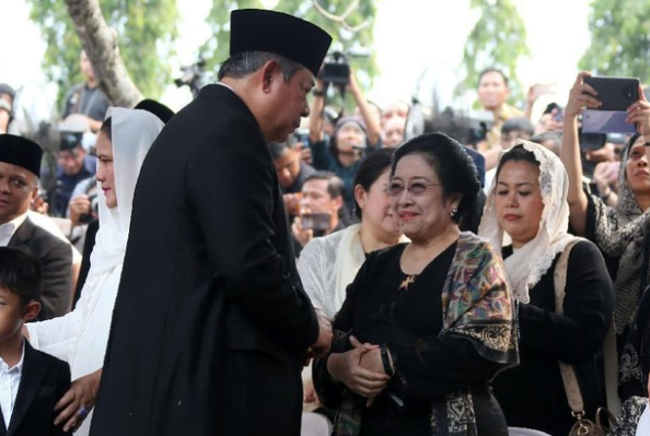 SBY saat salami Megawati Soekarnoputri.