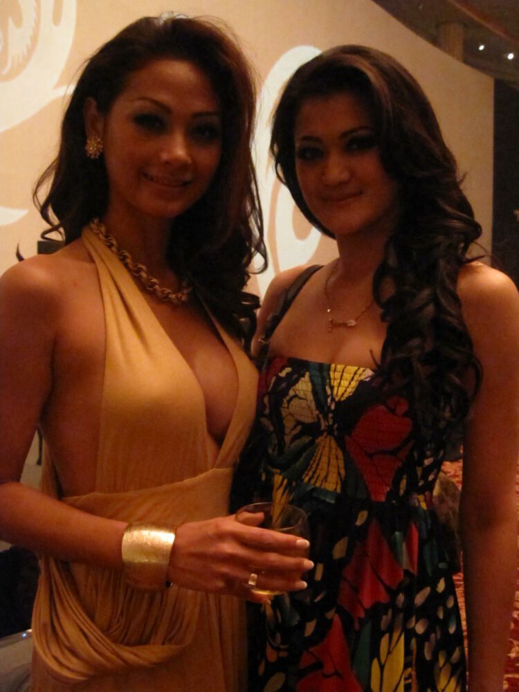 foto diperagakan model di sebuah pesta