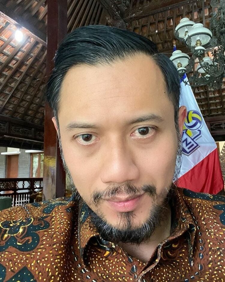 Cahaya Dalam Kegelapan,Oleh: Agus Yudhoyono Cahaya Dalam Kegelapan