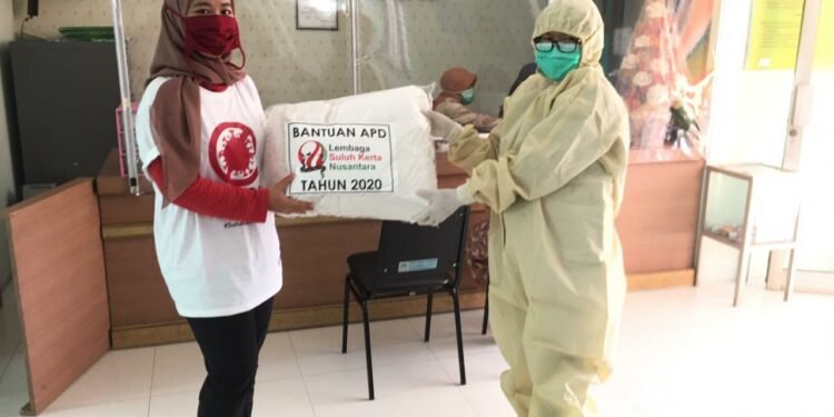 Suluh Kerta Nusantara Donasikan 200 APD Untuk Puskesmas-Puskesmas di Pinggiran