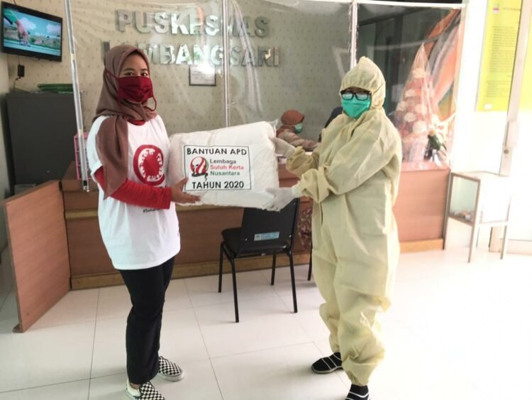 Suluh Kerta Nusantara Donasikan 200 APD Untuk Puskesmas-Puskesmas di Pinggiran