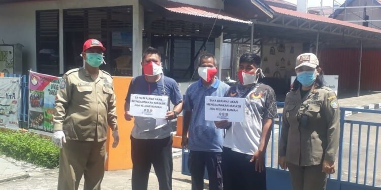 Satpol PP Bagikan Masker Ke Warga Masyarakat Dengan Perjanjian Unik