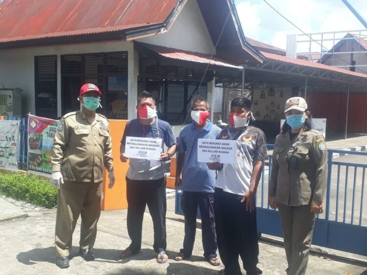 Satpol PP Bagikan Masker Ke Warga Masyarakat Dengan Perjanjian Unik