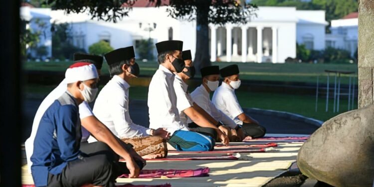 Presiden Jokowi Salat Idulfitri di Halaman Wisma Bayurini