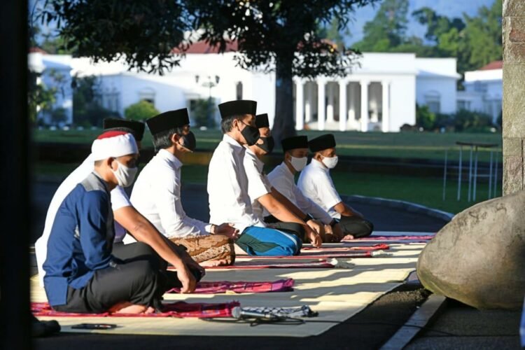 Presiden Jokowi Salat Idulfitri di Halaman Wisma Bayurini