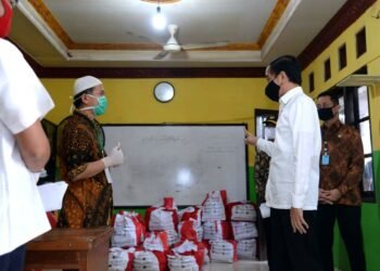 Presiden Tinjau Penyaluran Bansos Tahap Tiga di Johar Baru